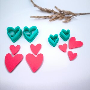 Pu&ograve; includere: Un set di tagliapasta a forma di cuore color turchese e cuori di feltro rosso di varie dimensioni.
