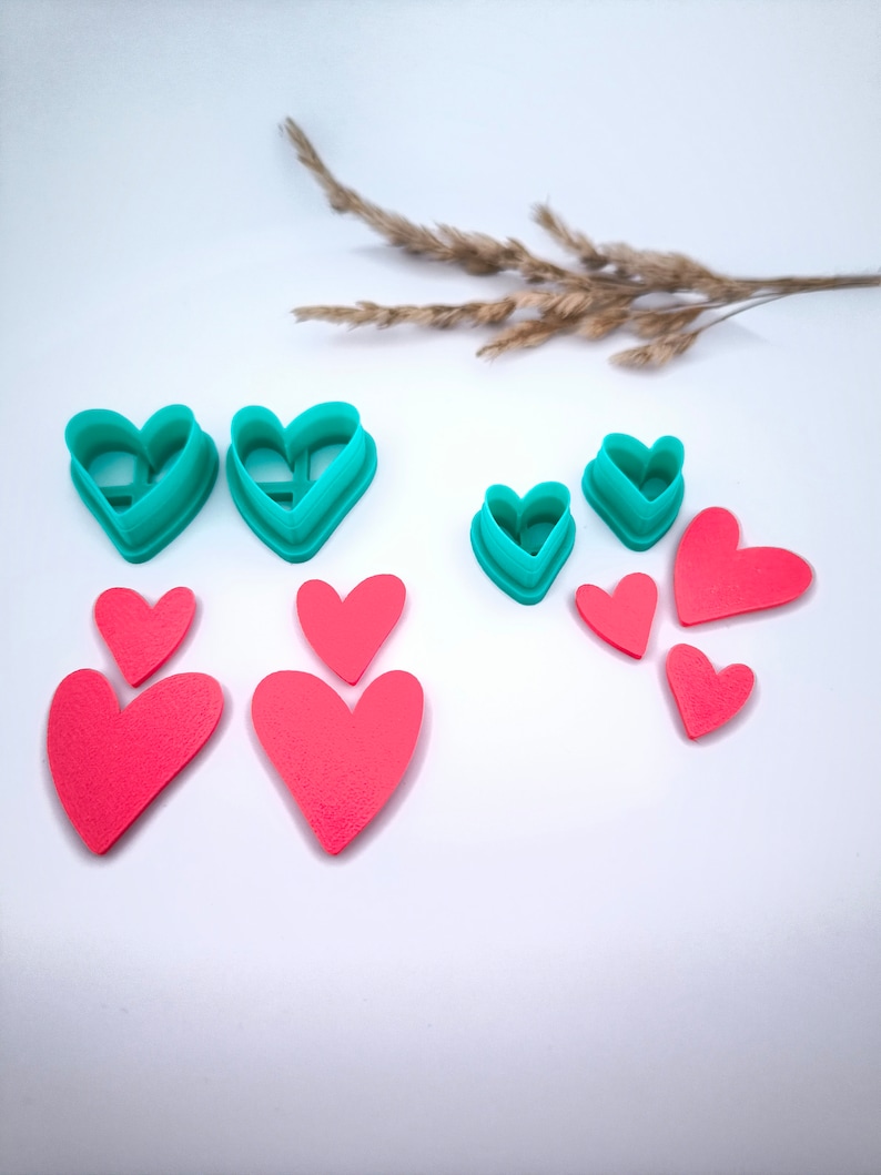 Pu&ograve; includere: Un set di tagliapasta a forma di cuore color turchese e cuori di feltro rosso di varie dimensioni.