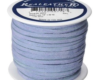 Könnte beinhalten: Eine Spule mit hellblauem Wildlederband, 1/8 Zoll breit und 26 Yards lang. Die Spule ist mit "Real Leather Craft Lace" und "SOS25 2040" beschriftet.
