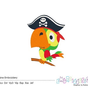 Puede incluir: Un loro de dibujos animados con un sombrero de pirata negro con un diseño de calavera y huesos cruzados. El loro es verde, amarillo, naranja y rojo. El loro está posado en una rama.