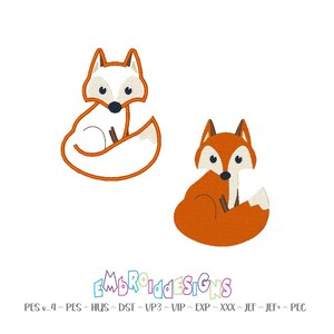 Könnte beinhalten: Zwei Stickmuster von Füchsen, eines weiß und eines orange, beide mit eingerollten Schwänzen. Die Designs sind für Stickmaschinen geeignet und in verschiedenen Formaten erhältlich, darunter PES, HUS, DST, VIP, EXP, XXX, JEF und PEC.