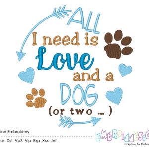 Könnte beinhalten: Maschinenstickerei-Design mit einem blauen Kreis mit Pfeilen, Herzen und Pfotenabdrücken. Der Text lautet "ALL I need is Love and a DOG (or two...)"