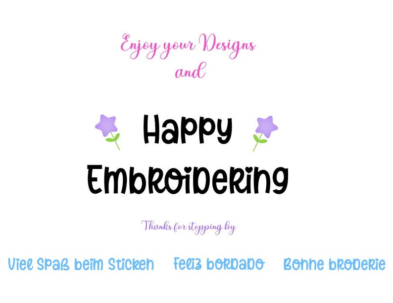 Op de afbeelding: Een witte achtergrond met de tekst "Enjoy your Designs and Happy Embroidering" in zwart. De tekst "Thanks for stopping by" is roze. Onder de tekst staan de zinnen "Viel Spa&szlig; beim Sticken", "Feliz bordado" en "Bonne broderie" in blauw.