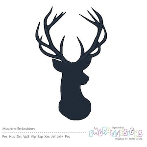 Puede incluir: Una silueta negra de una cabeza de ciervo con grandes cuernos. La cabeza de ciervo está mirando hacia la derecha. La imagen está sobre un fondo blanco.