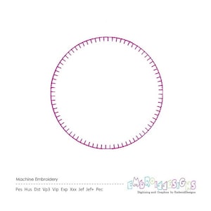Può includere: Un disegno di ricamo circolare di colore viola scuro, con una serie di linee verticali equidistanti lungo il perimetro. Il disegno è su sfondo bianco. Il testo "Machine Embroidery" e le abbreviazioni dei tipi di file sono visibili.