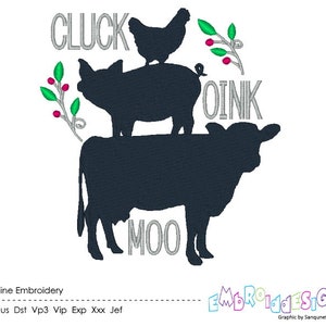 Puede incluir: Un diseño bordado con una vaca, un cerdo y una gallina apilados. Las palabras "MOO", "OINK" y "CLUCK" están encima de los animales. Hay acentos florales verdes y rojos. El texto "Machine Embroidery" está en la parte inferior.