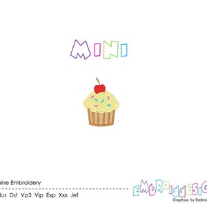 以下が含まれることがあります： さくらんぼがトッピングされたカップケーキのデザイン。カラフルな文字で「MINI」の文字が上にあります。機械刺繍のデザインです。