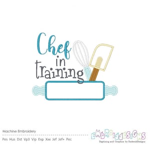 Könnte beinhalten: Weißer Hintergrund mit dem Text "Chef in Training" in Türkis und Grau. Das Design umfasst eine Teigrolle, einen Schneebesen und einen Spatel. Die Worte "Machine Embroidery" stehen unten.