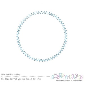 Pode incluir: Um design de bordado à máquina com uma borda circular azul claro composta por pequenos elementos decorativos repetidos. O design está em um fundo branco. O texto na parte inferior diz "Bordado à máquina" e lista os formatos de arquivo. O logotipo "Embroid Designs" também está presente.