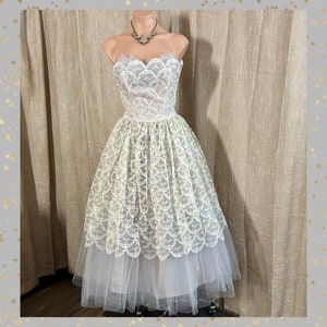 Vintage 1950s Scalloped Lace Sweetheart Prom Party Dress, Crumbcatcher Bust Shelf w/Ruffles, Wedding, Prom, Tea Dance, Rockabilly,34”B, 26”W