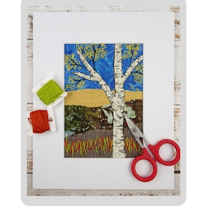 Könnte beinhalten: Ein Langsam-Stickmuster mit einer Birke mit gelben Blättern vor blauem Himmel. Das Muster ist in einem weißen Rahmen mit Holzmaserung gerahmt. Die Rahmengröße beträgt 8 x 10 Zoll.