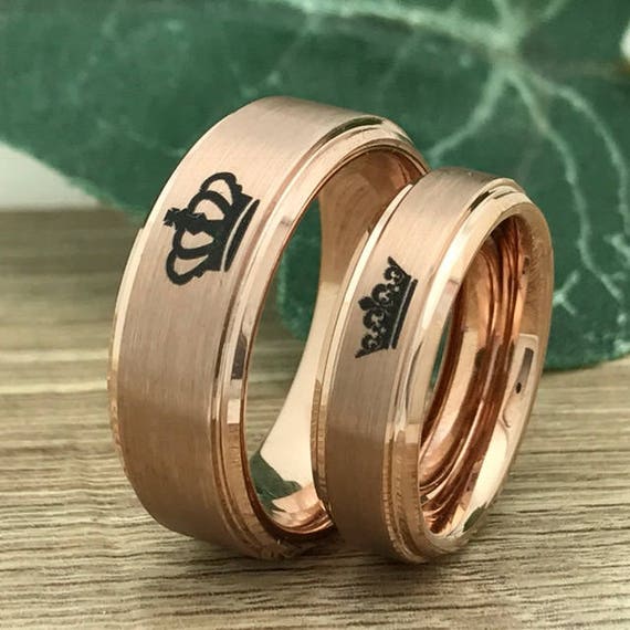 Anillos de rey y reina para parejas de 8mm 6mm anillo de tungsteno grabado personalizado banda de tungsteno chapada en oro rosa con diseno de rey y reina de corona Etsy Espana