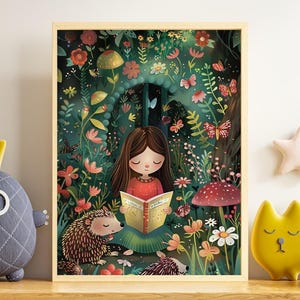 Peut inclure: Illustration encadrée d'une fillette lisant dans une forêt enchantée. L'œuvre représente une fille aux longs cheveux bruns, vêtue d'une robe rouge et d'une jupe verte, entourée de fleurs, de champignons et de papillons. Deux hérissons sont également présents.