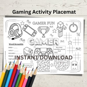 Puede incluir: Un mantel individual imprimible en blanco y negro con temática de juegos. El mantel individual presenta una búsqueda de palabras, un laberinto, un juego de unir puntos y un juego de encontrar los mandos. El mantel individual también incluye una variedad de iconos de juegos, como un joystick, unos auriculares y una consola de videojuegos.