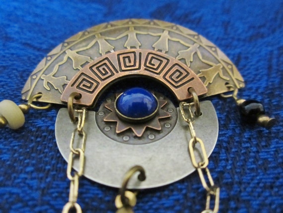 Vintage Brooch Lapis Lazuli-fan-shaped upper brass section embossed with human-linked chain. Round cabochon stone mounted on lower portion. View 6