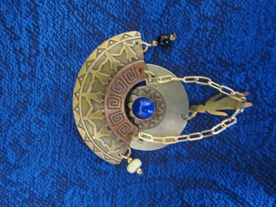 Vintage Brooch Lapis Lazuli-fan-shaped upper brass section embossed with human-linked chain. Round cabochon stone mounted on lower portion. View 3