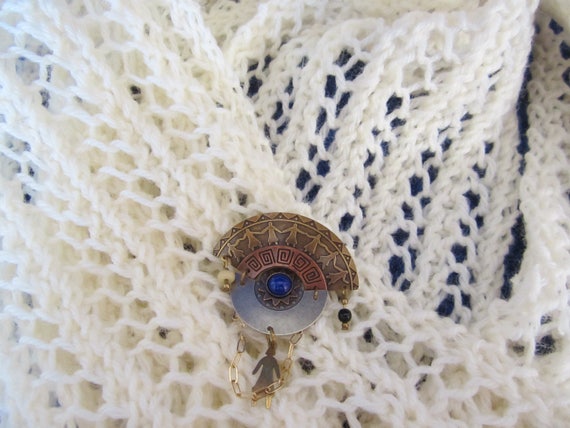 Vintage Brooch Lapis Lazuli-fan-shaped upper brass section embossed with human-linked chain. Round cabochon stone mounted on lower portion. View 2