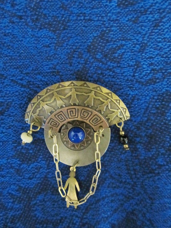 Vintage Brooch Lapis Lazuli-fan-shaped upper brass section embossed with human-linked chain. Round cabochon stone mounted on lower portion.