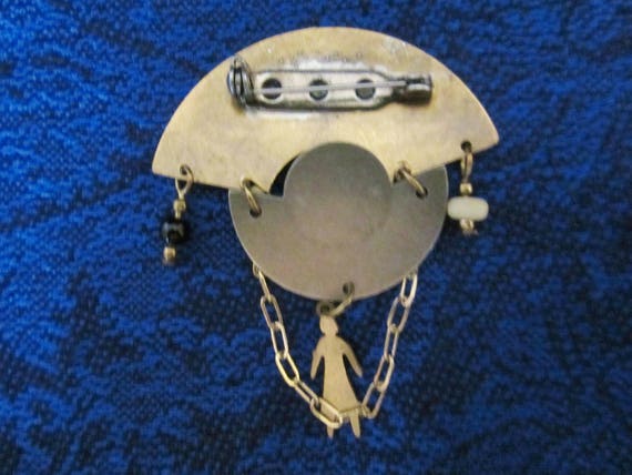 Vintage Brooch Lapis Lazuli-fan-shaped upper brass section embossed with human-linked chain. Round cabochon stone mounted on lower portion. View 5