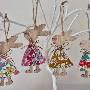 Decorazione coniglietto pasquale appeso in tessuto Liberty, decorazione pasquale Liberty of London, decorazione coniglietto pasquale, regali di Pasqua