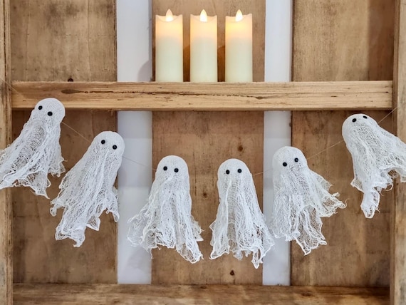 Ghostly garland, Ghoul ghost Garland, Halloween Wall decor, Scary garland, Halloween decor / floating ghosts, Halloween party