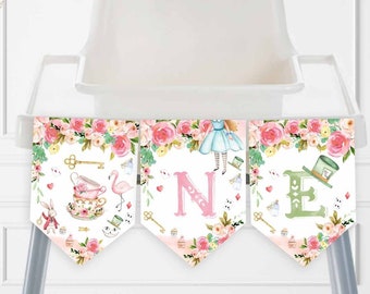 Puede incluir: Una pancarta de silla alta imprimible con un diseño floral rosa, verde y blanco. La pancarta presenta las letras "ONE" con ilustraciones de temática de Alicia en el País de las Maravillas. El texto "INSTANT DOWNLOAD (SOLD AS-IS)" y "This item is NOT EDITABLE" está incluido.