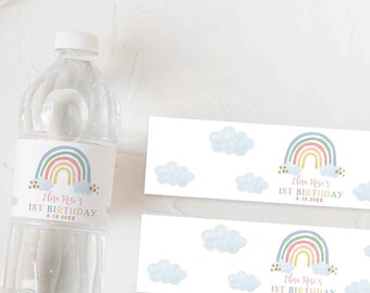Könnte beinhalten: Wasserflaschenetiketten-Vorlage mit einem Regenbogen, Wolken und dem Text "Elise Rose's 1st Birthday 0-24-2023". Das Etikett ist für eine erste Geburtstagsfeier konzipiert.