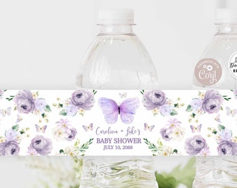 Könnte beinhalten: Lila und weiße florale Wasserflaschenetiketten für eine Babyparty mit Schmetterlingen und dem Text "Corolina + Luke's Baby Shower July 10, 2088".