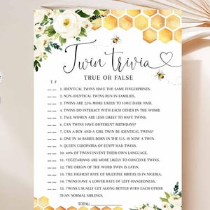 Può includere: Un modello stampabile di gioco a quiz sui gemelli con un design floreale e a nido d'ape. Il testo recita "Twin Trivia True or False" con domande sui gemelli. Il modello è scaricabile e modificabile all'istante.