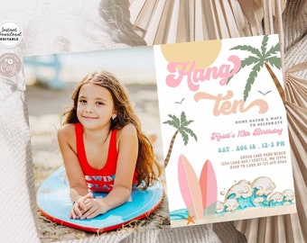 Puede incluir: Una invitación imprimible para una fiesta de cumpleaños número 10 con temática de playa. La invitación presenta una foto de una niña en una tabla de surf, un gráfico colorido de palmeras, olas y tablas de surf, y el texto "Hang Ten" en una fuente retro. La invitación también incluye el texto "Ven a coger una ola para celebrar el décimo cumpleaños de Heidi" y la fecha y hora de la fiesta.