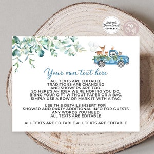 Op de afbeelding: Een blauwe en witte printbare babyshower-uitnodiging met een aquarel-illustratie van een vrachtwagen die bosdieren vervoert. De tekst luidt "Uw eigen tekst hier" en bevat instructies voor gasten om cadeaus mee te nemen zonder inpakpapier of tassen. Alle teksten zijn bewerkbaar.