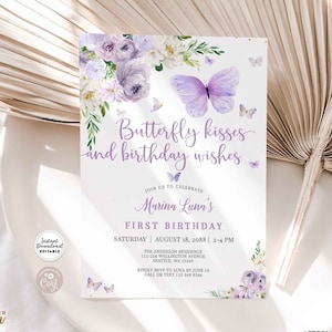 Może przedstawiać: Fioletowe zaproszenie na urodziny z motywem motyla i kwiatowymi akcentami. Zaproszenie zawiera napis "Butterfly kisses and birthday wishes" oraz tekst "Join us to celebrate Marina Luna's First Birthday".