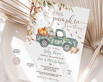 Puede incluir: Una invitación a una fiesta de bienvenida al bebé con una ilustración de acuarela de una camioneta verde que lleva calabazas y hojas de otoño. El texto dice "¡Un pequeño calabacín está en camino!" e incluye la fecha, la hora y el lugar del evento. La invitación está decorada con un corazón y hojas de otoño.