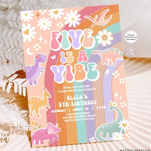 Op de afbeelding: Een kleurrijke uitnodiging met de tekst "FIVE IS A VIBE" en dinosaurus illustraties. De uitnodiging bevat details voor een 5e verjaardagsfeest, met de tekst "ELIZA'S 5TH BIRTHDAY" en de datum, tijd en locatie.