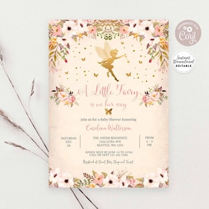 Puede incluir: Una invitaci&oacute;n de baby shower rosa y dorada con una ilustraci&oacute;n de hada y detalles florales. El texto dice "A Little Fairy is on her way".