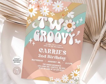 Puede incluir: Una invitación de cumpleaños número 2 groovy con un fondo de arcoíris colorido y margaritas. El texto dice "Two Groovy" y "Carrie's 2nd Birthday".