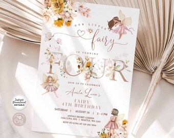 Peut inclure: Une invitation imprimable pour une fête d'anniversaire sur le thème des fées. Le design présente des accents floraux, des illustrations de fées et le texte "Our Little Fairy is Turning Four". L'invitation comprend les détails de l'événement et est un téléchargement instantané.