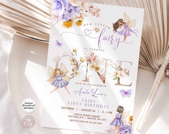 Peut inclure: Une invitation d'anniversaire florale violette et jaune avec une illustration de fée et le texte "Notre petite fée a un an". L'invitation comprend le nom "Anila Luna's Fairy First Birthday" et les détails de la fête, y compris la date, l'heure, le lieu et les informations RSVP.