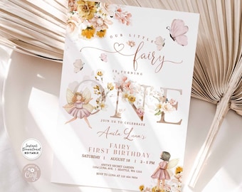 Peut inclure: Une invitation imprimable pour une fête de premier anniversaire sur le thème des fées. L'invitation présente une illustration aquarelle d'une fée avec des fleurs et des papillons. Le texte sur l'invitation se lit comme suit : "Notre petite fée a un an. Rejoignez-nous pour célébrer le premier anniversaire de fée d'Anita Luna. Samedi 18 août, de 13 h à 17 h. Aniek's Secret Garden, 1354 Luna Ave, Seattle, WA 98125. RSVP à Luna au 125 454 9956. #AfterLunaStudio After Luna Studio"