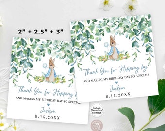 Puede incluir: Una tarjeta de agradecimiento imprimible con una ilustración de acuarela de Peter Rabbit con una chaqueta azul y un globo blanco. La tarjeta tiene un fondo blanco con hojas verdes y el texto "¡Gracias por venir y hacer que mi cumpleaños sea tan especial!" con el nombre "Jackson" y la fecha "8.15.20XX".
