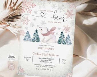 Könnte beinhalten: Eine Babyparty-Einladung mit einer Aquarell-Illustration eines Eisbären, der einen rosa Schal trägt, in einer verschneiten Waldlandschaft. Der Text lautet "Ein süßer kleiner Bär ist auf dem Weg".