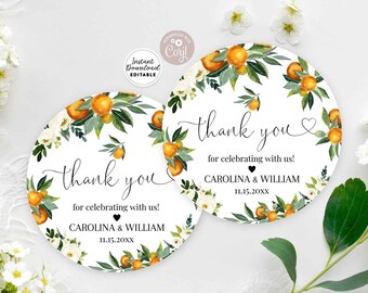 Puede incluir: Dos etiquetas redondas imprimibles con un diseño floral. Las etiquetas presentan el texto "thank you" y los nombres "CAROLINA & WILLIAM" con una fecha. Las etiquetas están decoradas con fruta naranja y hojas verdes.