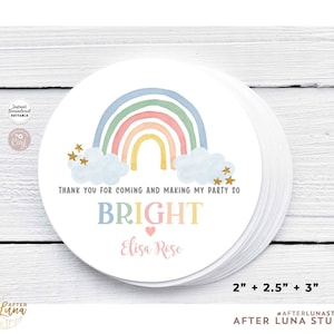 Puede incluir: Pegatina redonda de agradecimiento con un arcoíris, nubes y estrellas doradas. El texto dice "Gracias por venir y hacer que mi fiesta sea tan brillante Elisa Rose". La pegatina está disponible en tamaños de 2 pulgadas, 2,5 pulgadas y 3 pulgadas.