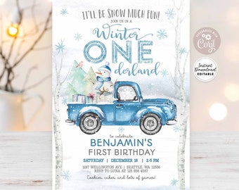 Op de afbeelding: Blauw en witte winterwonderland-uitnodiging voor een eerste verjaardag met een sneeuwpop die in een blauwe pick-up truck rijdt. De uitnodiging luidt: "It'll be snow much fun! Join us in a Winter One derland to celebrate Benjamin's First Birthday. Saturday, December 18, 2-5 PM. 1287 Wellington Ave | Seattle, WA 12556. RSVP to Luna at 125 856 4587. Cookies, cakes, and lots of games!"
