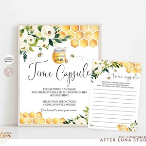 Puede incluir: Un cartel de cápsula del tiempo imprimible con temática de abejas. El cartel tiene un fondo blanco con un diseño floral y un patrón de panal. El texto del cartel dice "Cápsula del tiempo" e incluye instrucciones para que los invitados escriban un mensaje para el bebé que se abrirá en su cumpleaños número 18. El cartel también incluye un espacio para que los invitados compartan sus predicciones, esperanzas y buenos deseos.