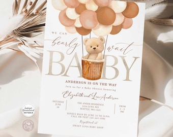 Puede incluir: Una invitación a un baby shower con una ilustración de acuarela de un osito de peluche en un globo aerostático con globos marrones y beige. El texto dice "We can barely wait Baby" y "Anderson is on the way".