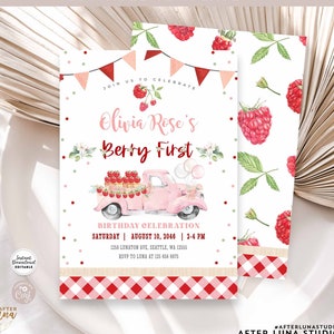 Puede incluir: Una invitación imprimible rosa y blanca para un primer cumpleaños. La invitación presenta un camión rosa con una cesta de bayas rojas, globos y el texto "Olivia Rose's Berry First Birthday Celebration". La invitación también incluye la fecha, la hora y la ubicación de la fiesta.