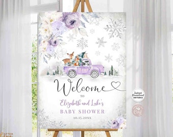 Może przedstawiać: Witamy znak na baby shower z motywem zimowym. Znak przedstawia lawendową ciężarówkę przewożącą leśne zwierzęta i choinkę. Tekst brzmi "Witamy Elizabeth i Luke's Baby Shower" z datą 10.15.20XX. Znak znajduje się na sztaludze.