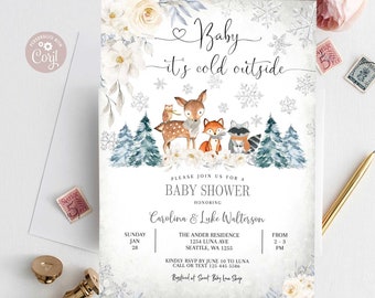 Op de afbeelding: Een baby shower uitnodiging met een winterbos thema. De uitnodiging heeft een witte achtergrond met sneeuwvlokken, een hert, een vos, een wasbeer en een besneeuwd bos. De tekst luidt "Baby it's cold outside" en bevat details voor de shower, inclusief de datum, tijd, locatie en RSVP informatie.