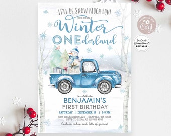 Op de afbeelding: Een winterthema uitnodiging met de tekst "Winter ONEderland" en "Benjamin's First Birthday." Het toont een blauwe vrachtwagen met een sneeuwpop en kerstbomen, met sneeuwvlokken en winterse bladeren. De woorden "Instant Download" staan bovenaan.